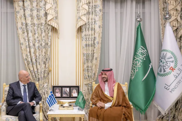 الأمير خالد بن سلمان لدى لقائه الوزير نيكوس ديندياس في الرياض الأربعاء (وزارة الدفاع السعودية)