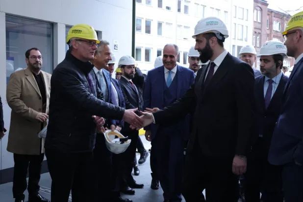 Cumhurbaşkanı Ahmed el-Şara ve beraberindeki heyet, pazartesi günü Almanya Federal Cumhuriyeti'ne gerçekleştirdikleri resmi ziyaret sırasında Siemens Energy'nin genel merkezini ziyaret etti (Suriye Cumhurbaşkanlığı)