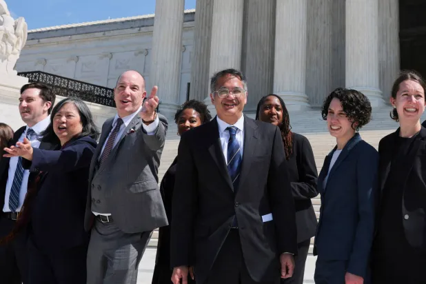 أعضاء اتحاد الحقوق المدنية أمام المحكمة العليا في واشنطن دي سي (رويترز) 