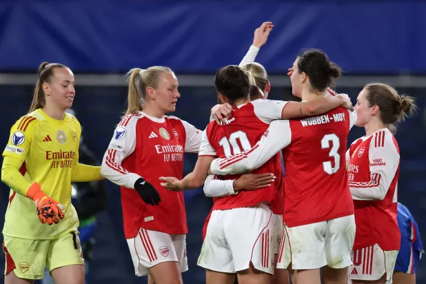 لاعبات آرسنال يحتفلن بالتأهل (إ.ب.أ)