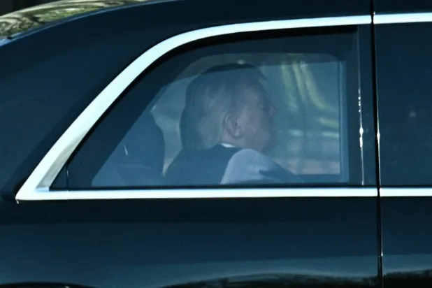  الرئيس الأميركي دونالد ترمب يغادر البيت الأبيض متوجهاً إلى المحكمة العليا في واشنطن (ا.ف.ب)