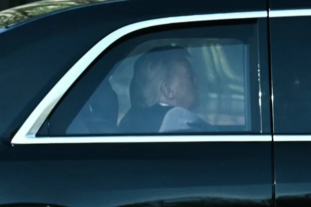 ABD Başkanı Donald Trump, Washington'daki Yüksek Mahkeme'ye gitmek üzere Beyaz Saray'dan ayrılıyor (AFP)