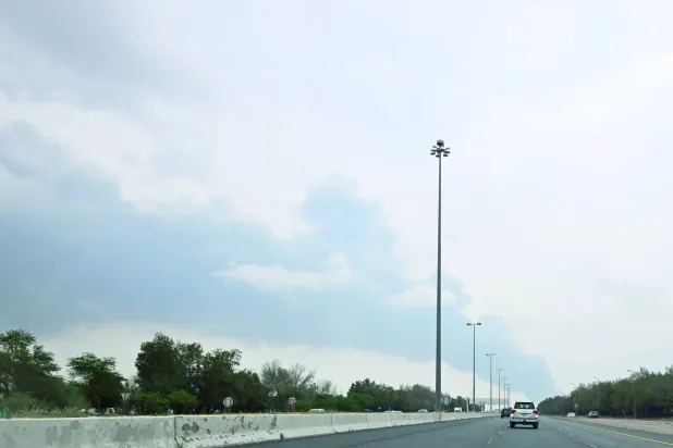 Kuveyt Uluslararası Havalimanı bölgesinden, bir yakıt deposunu hedef alan insansız hava aracı saldırısının ardından duman yükseldi (AFP)