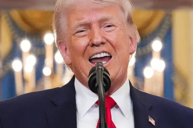 الرئيس الأميركي دونالد ترمب يلقي خطابا بشأن إيران في البيت الأبيض (رويترز)