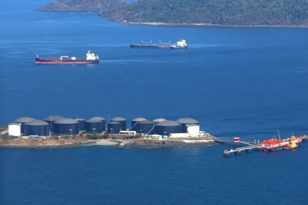 خزانات تخزين الوقود في جزيرة ميلونيس، بنما (إ.ب.أ)