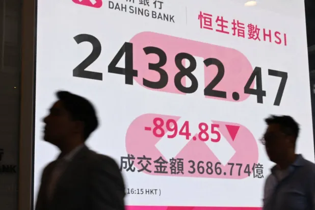 لوحة إلكترونية تعرض سعر إغلاق مؤشر «هانغ سنغ» في هونغ كونغ في 23 مارس (أ.ف.ب)