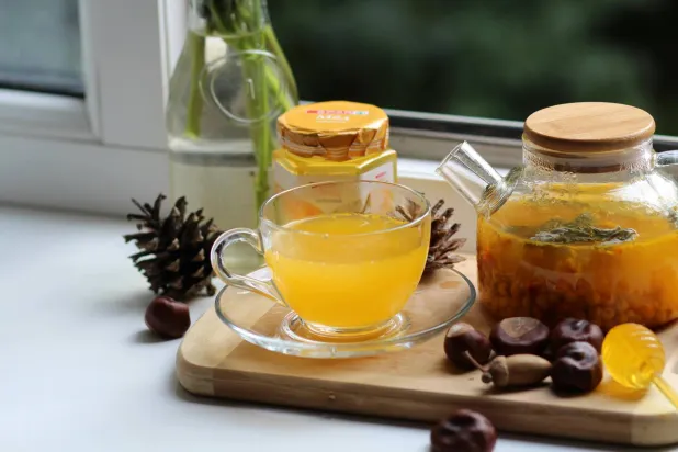 شرب شاي الكركم في المساء قد يكون خياراً مناسباً لمن يبحثون عن الاسترخاء قبل النوم (بيكسلز)