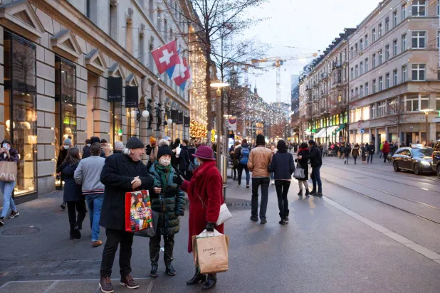 متسوقون في شارع بانهوفشتراسه في زيوريخ (أرشيفية - رويترز)