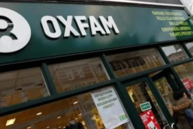لافتة فوق فرع لمنظمة «أوكسفام» في لندن (رويترز)