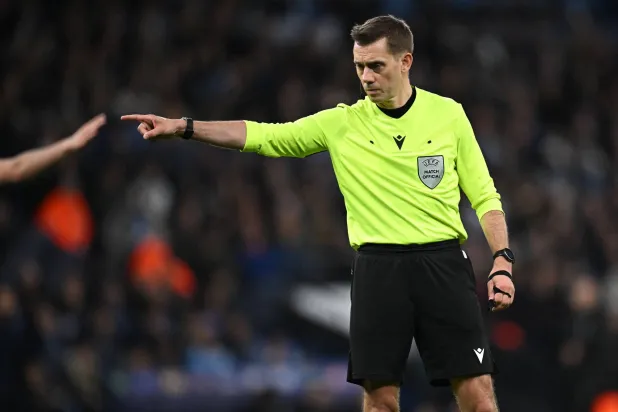 الحكم الفرنسي كليمان توربان (أ.ف.ب)