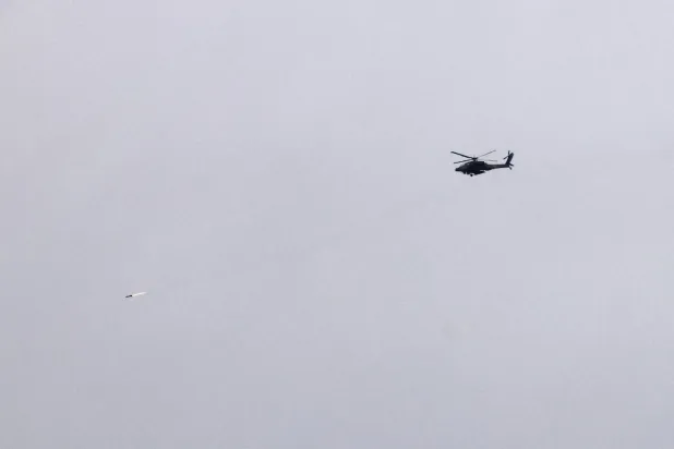 مروحية إسرائيلية تحلق في الأجواء الإسرائيلية قرب الحدود مع لبنان (إ.ب.أ)