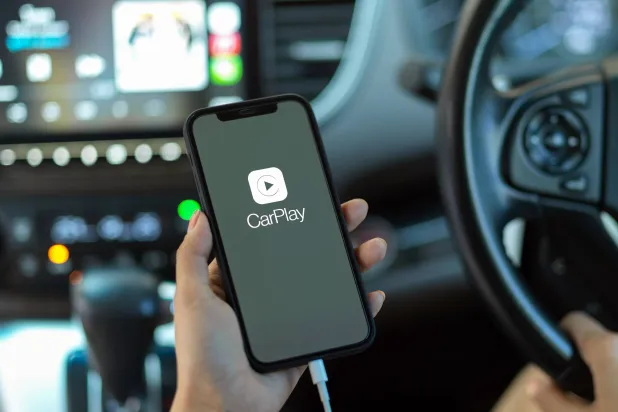 أصبح «شات جي بي تي» متاحاً داخل «CarPlay» عبر تفاعل صوتي فقط يتناسب مع بيئة القيادة (شاترستوك)
