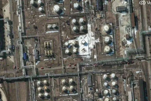 صورة جوية تُظهر أضرار مصفاة نفط روسية بعد هجوم أوكراني في ياروسلافل شمال شرق موسكو بتاريخ 28 مارس 2026 (رويترز)
