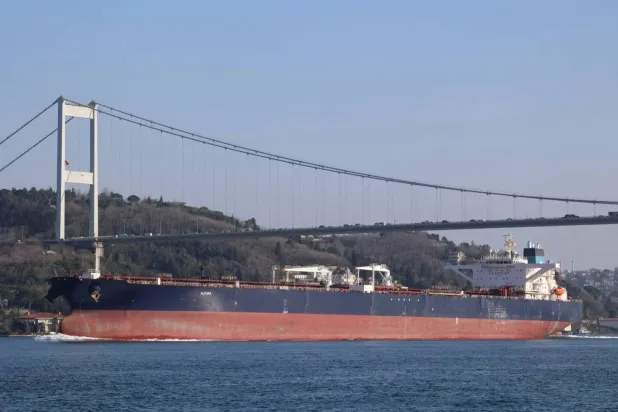 نافلة نفط تعبر مضيق البوسفور في إسطنبول (رويترز)