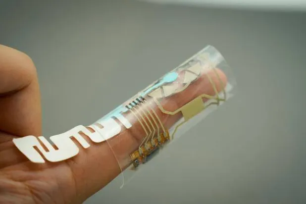 تعمل هذه اللاصقة عن طريق تحليل مكونات العرق الذي تفرزه أطراف أصابع (جامعة كاليفورنيا سان دييغو)