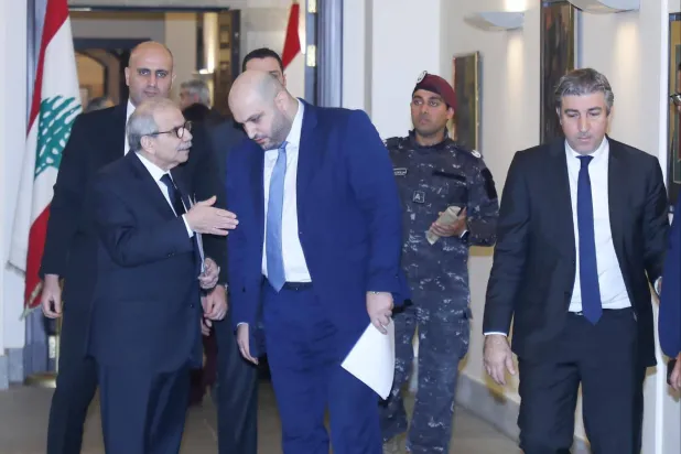 رئيس الحكومة اللبنانية نواف سلام يتحدث مع وزير الصحة راكان ناصر الدين أحد ممثلي «حزب الله» في الحكومة قبل جلسة مجلس الوزراء (رئاسة الحكومة)