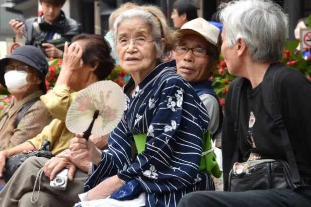 العيش حياة طويلة وصحية يعتمد بشكل كبير على عاداتنا اليومية (أ.ف.ب)