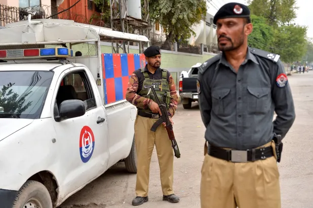مسؤولون أمنيون باكستانيون يقفون حراساً عند نقطة تفتيش في بيشاور بباكستان 2 أبريل 2026 (إ.ب.أ)
