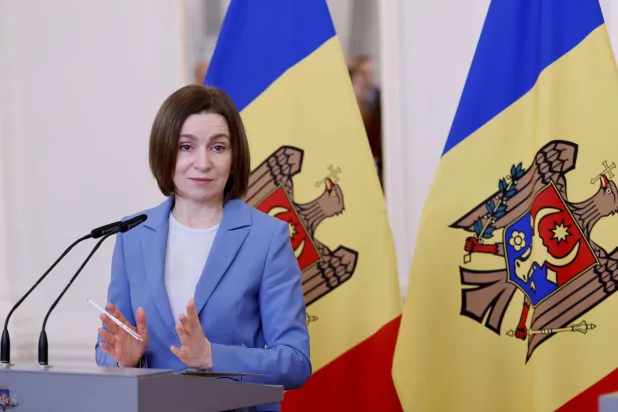 رئيسة مولدوفا مايا ساندو خلال مؤتمر صحافي مع رئيس لاتفيا إدغارس رينكيفيتش بعد اجتماعهما في ريغا بلاتفيا 1 أبريل 2026 (إ.ب.أ)