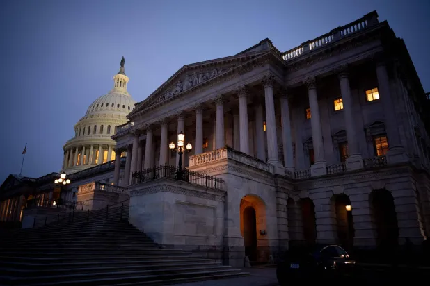 قبة مبنى الكابيتول ظاهرة للعيان في الساعات الأولى من الصباح (أ.ف.ب)