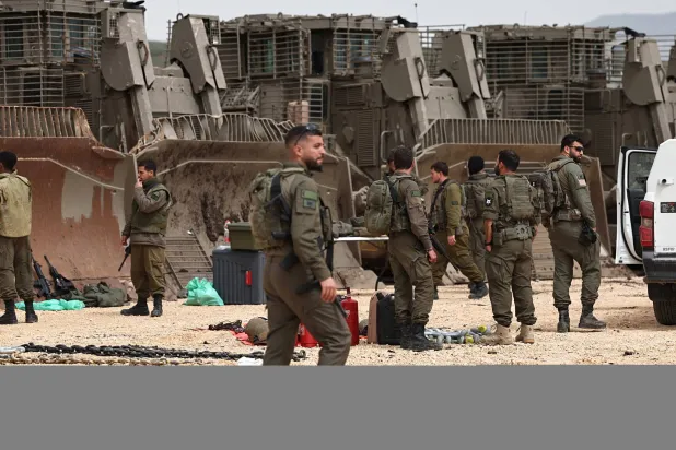 جنود إسرائيليون في دبابات على الحدود مع جنوب لبنان في الجليل الأعلى (إ.ب.أ)