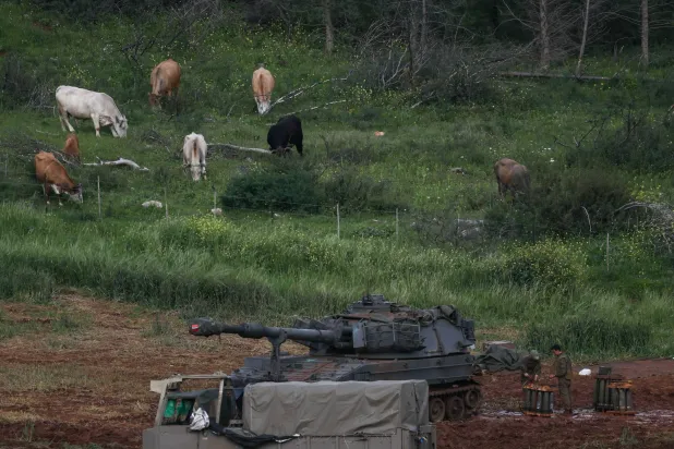 آلية إسرائيلية بالقرب من الحدود مع لبنان - 30 مارس 2026 (رويترز)