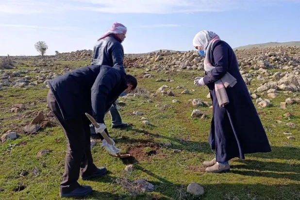 تفقد الأضرار الناجمة عن عمليات الرش الإسرائيلية في قرى الشريط الفاصل يناير الماضي (مديرية زراعة القنيطرة)