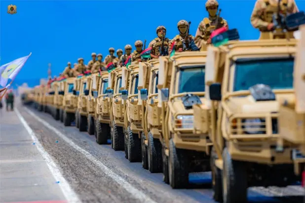 آليات في عرض عسكري في شرق ليبيا في مايو الماضي (إعلام القيادة العامة)