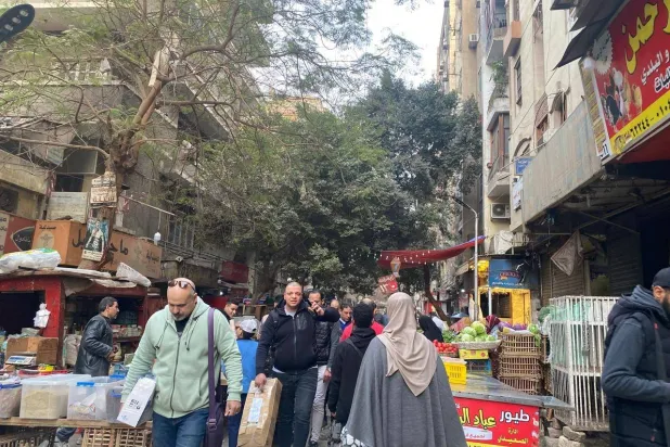 المصريون يشكون الزيادات المستمرة في الأسعار (إحدى أسواق منطقة السيدة زينب بالقاهرة - الشرق الأوسط)