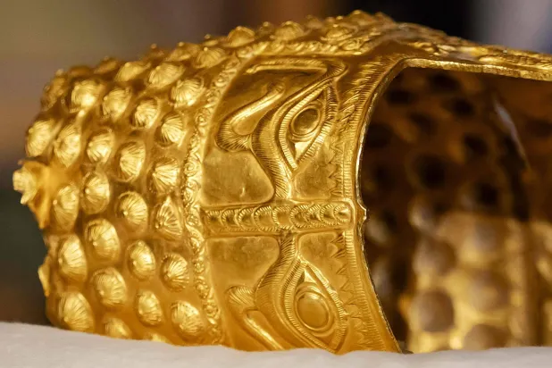 خوذة كوتوفينيستي الذهبية أثناء عرضها على الصحافة في متحف درينتس بآسن في هولندا 2 أبريل 2026 (أ.ف.ب)