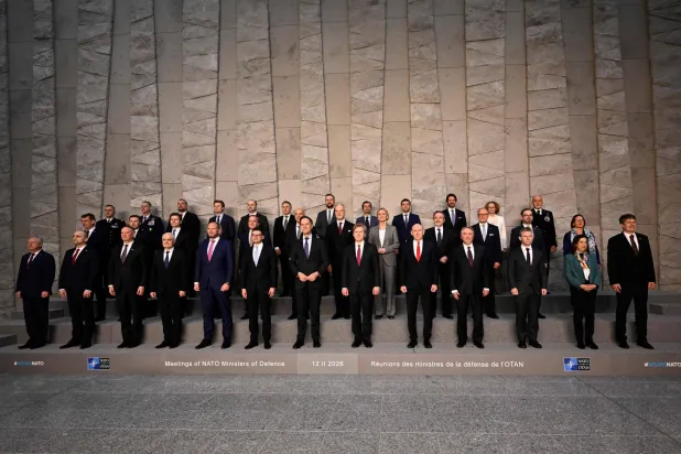 أمين عام «الناتو» مارك روته مع وزراء دفاع الدول الأعضاء بالتكتل العسكري في بروكسل يوم 12 فبراير (أ.ف.ب) 