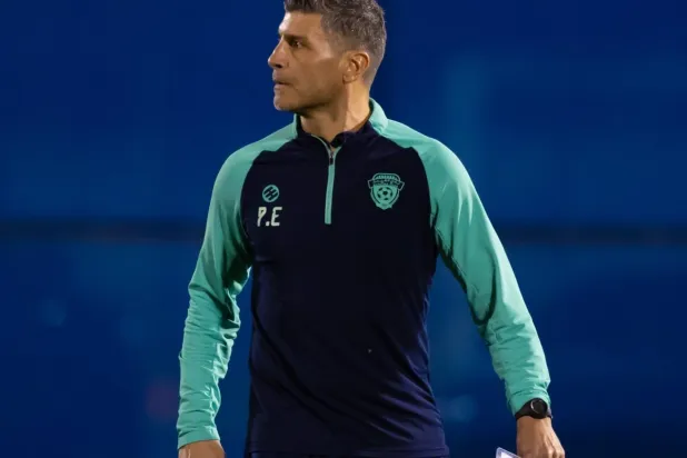 بيدرو إيمانويل خلال قيادته تدريبات الفيحاء الأخيرة (موقع النادي)