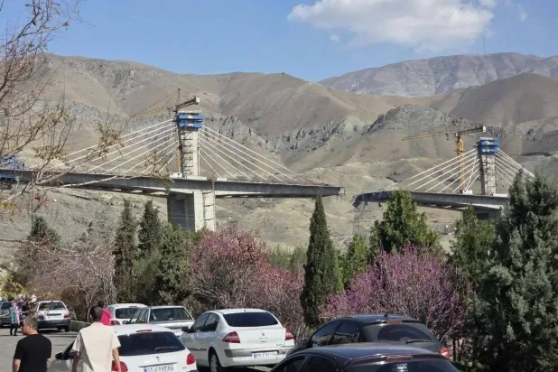 صورة انتشرت من جسر قيد الإنشاء بعد غارة جوية في كرج غرب طهران (شبكات التواصل)