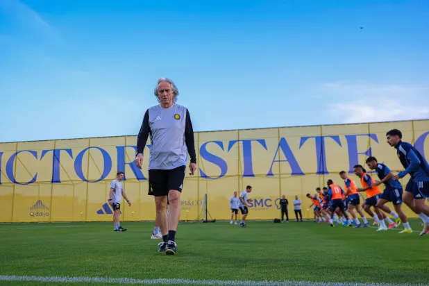 خيسوس خلال قيادته تدريبات النصر الأخيرة (موقع النادي)