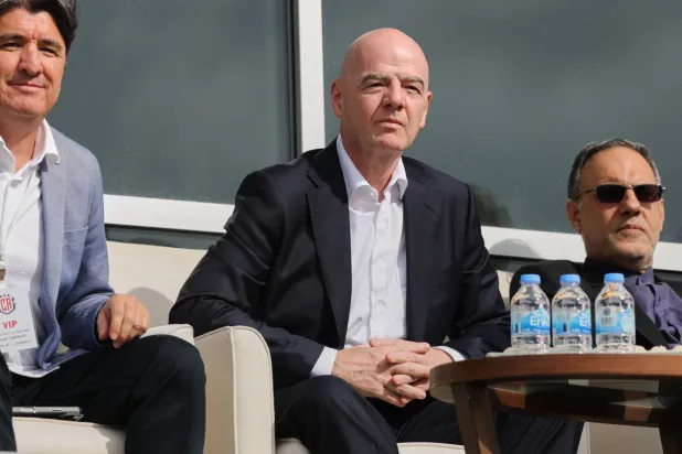 إنفانتينو يتابع مجريات المباراة الودية التي خاضتها إيران أمام كوستاريكا في أنطاليا التركية (أ.ب)