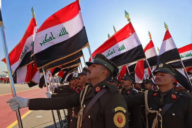Yeni mezun Irak subayları, 6 Ocak 2026'da Bağdat'taki Askeri Kolej'de düzenlenen Ordu Günü kutlamaları sırasında askeri geçit töreninde (AFP)