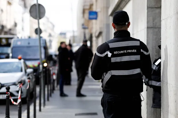 حارس أمن خارج فرع لـ «بنك أوف أميركا» في باريس (رويترز)