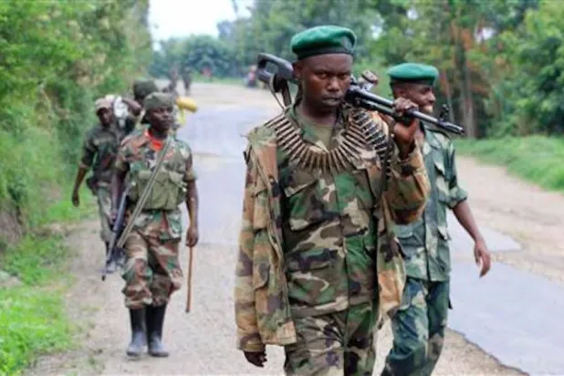 متمردون كونغوليون يحملون أسلحتهم في أثناء قيامهم بدورية بالقرب من روشورو في جمهورية الكونغو الديمقراطية (رويترز - أرشيفية)