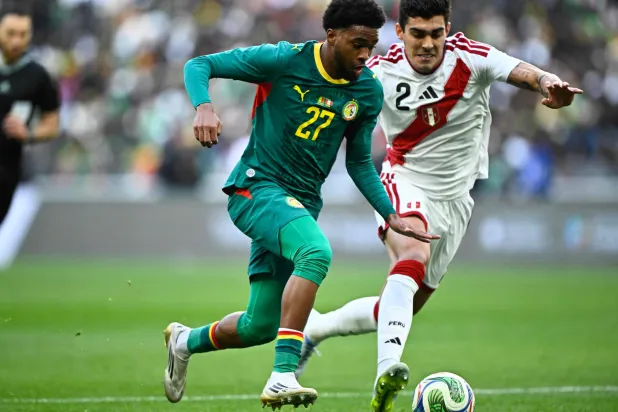 مباي خلال مشاركته في ودية السنغال أمام البيرو (أ.ف.ب)