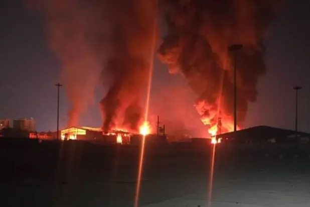 Keşm Adası'ndaki iskeleden yükselen alev ve dumanlar (sosyal medya)