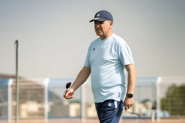 فتحي الجبال خلال إشرافه على تدريبات الأخدود (موقع النادي)