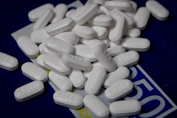 القرطوم يُباع بأشكال مختلفة بما في ذلك المساحيق والأقراص والعلكات ومشروبات الطاقة (رويترز)