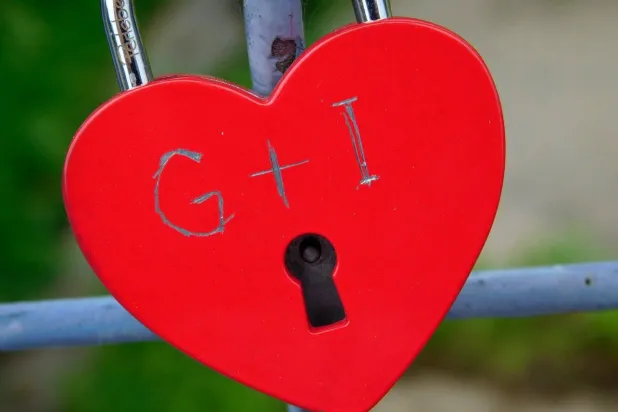 يندفع البعض إلى علاقات عاطفية متكررة دون التعمق في فهم الطرف الآخر (بكسلز)