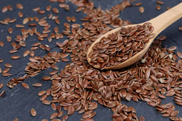 بذور الكتان تتميَّز بغناها بالألياف ما يساعد على إبطاء الهضم (بيكسلز)