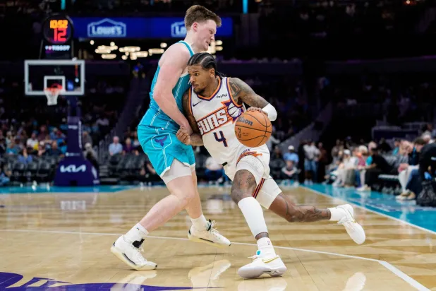 كون كنوبل لاعب شارلوت الصاعد (يسار) يتصدى للاعب فينيكس جالين غرين (أ.ف.ب)