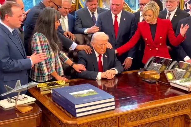 صورة مثبتة من مقطع فيديو لقادة دينيين إنجيليين يجتمعون حول الرئيس الأميركي دونالد ترمب بالمكتب البيضاوي في مارس الماضي للصلاة من أجله.