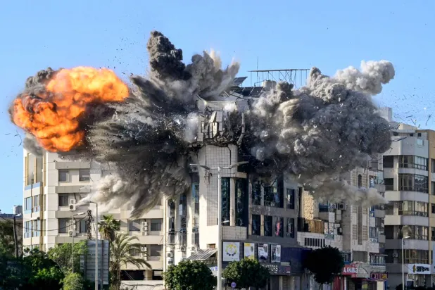 يتصاعد الدخان والنيران من مبنى استُهدف بغارة جوية إسرائيلية على أطراف الضاحية الجنوبية لبيروت وبالقرب من السفارة الإيرانية (د.ب.أ)