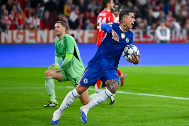 الأرجنتيني إنزو فرنانديز لاعب وسط فريق تشيلسي (د.ب.أ)