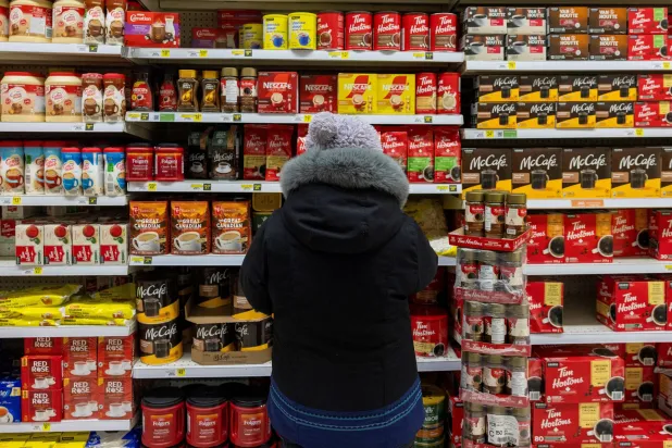 رجل في سوبر ماركت بمدينة كامبريدج باي في كندا (رويترز)