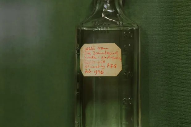 ماء من «ينبوع الشباب» معروض في معرض «بلوغ سن الرشد» في متحف «ويلكوم كوليكشن» بلندن (جوانا يي - نيويورك تايمز)